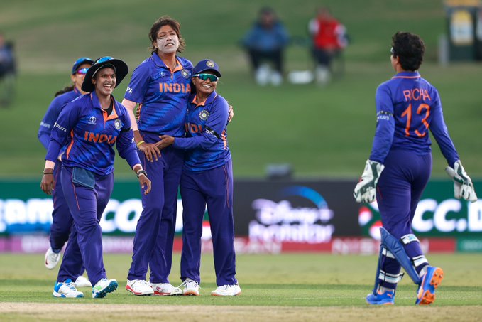IND vs PAK: झूलन गोस्वामी का सोशल मीडिया पर चला एक बार फिर से जादू, पाकिस्तान की टीम का फैंस ने जमकर उड़ाया मजाक