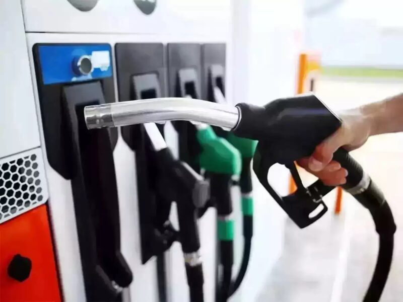 बढ़ती महंगाई में पेट्रोल डीजल की कीमतों ने दी राहत, फटाफट चेक करें अपने शहर का दाम