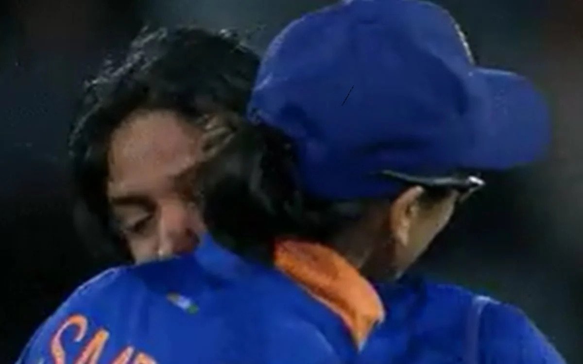 Women’s World Cup 2022: चलते मैच में छलके हरमनप्रीत कौर के आंसू, स्मृति मंधाना ने लगाया गले, वीडियो हुआ वायरल