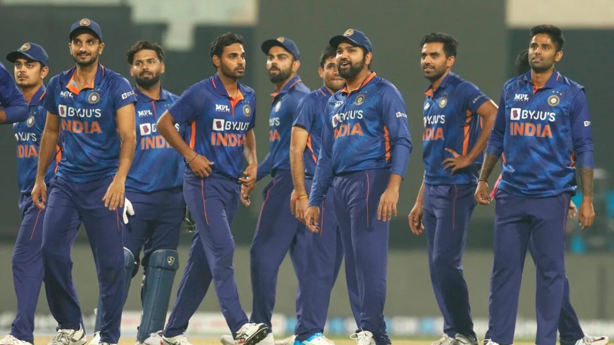 VIRAT KOHLI WITH TEAM