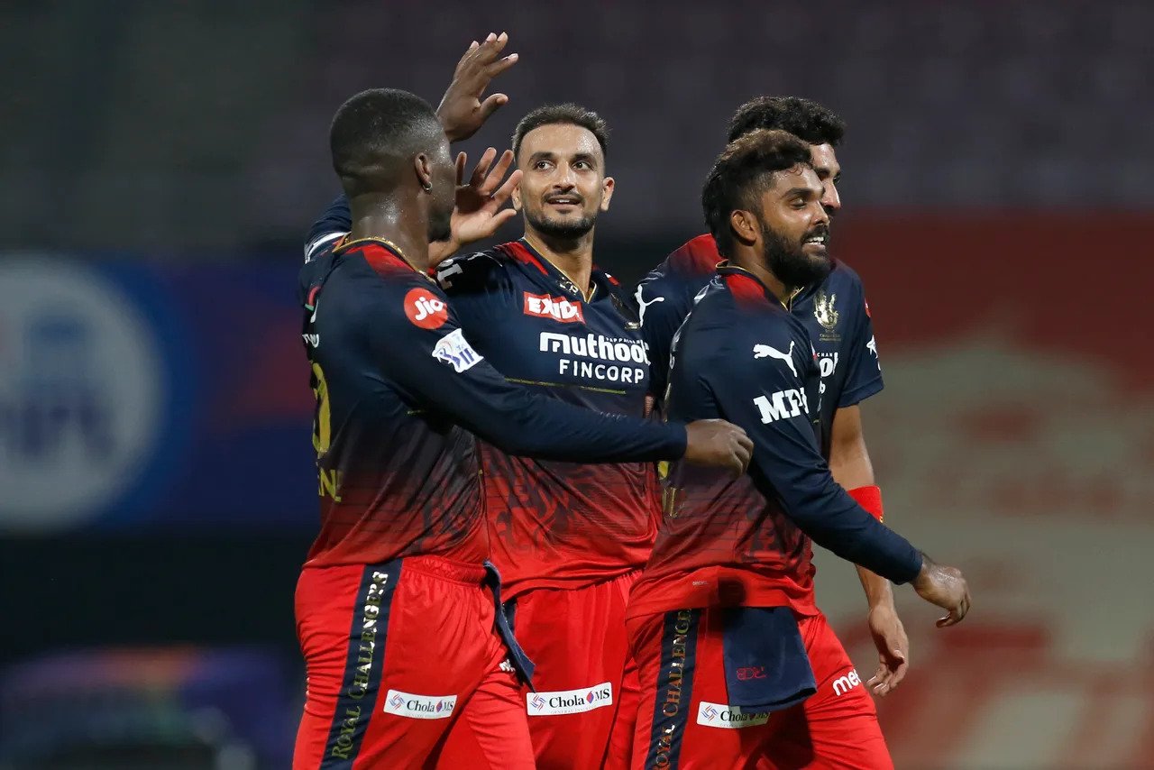 हर्षल पटेल और वानिंदु हसरंगा सोशल मीडिया पर छाए, जमकर ट्रोल हुई कोलकाता 