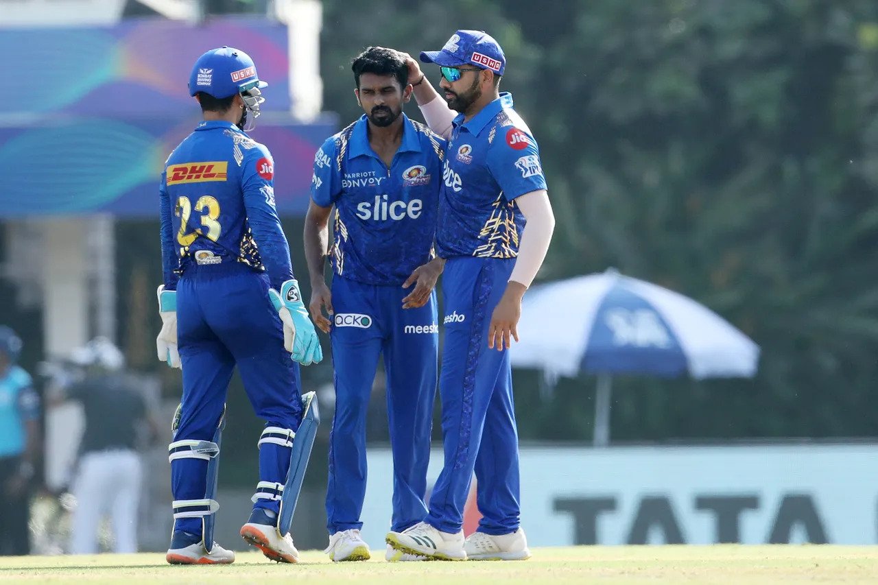 IPL 2022: मुंबई इंडियंस के पूर्व खिलाड़ी ने टीम के सीनियर खिलाड़ियो पर लगाया बड़ा आरोप, कहा गुटो में बंटी हुई है टीम