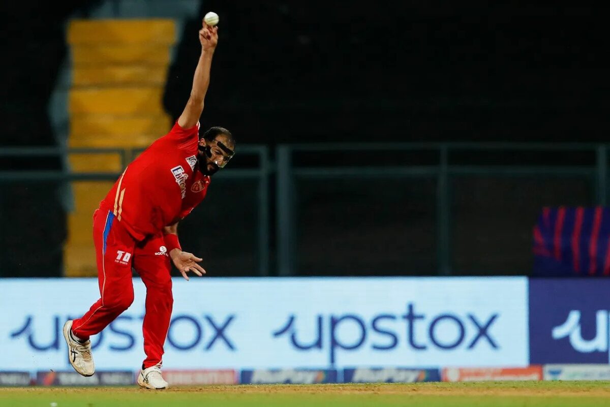 IPL 2022: चेन्नई सुपर किंग्स के खिलाफ फेस शील्ड पहनकर क्यों मैदान में उतरे ऋषि धवन, जानिए क्या थी सच्चाई