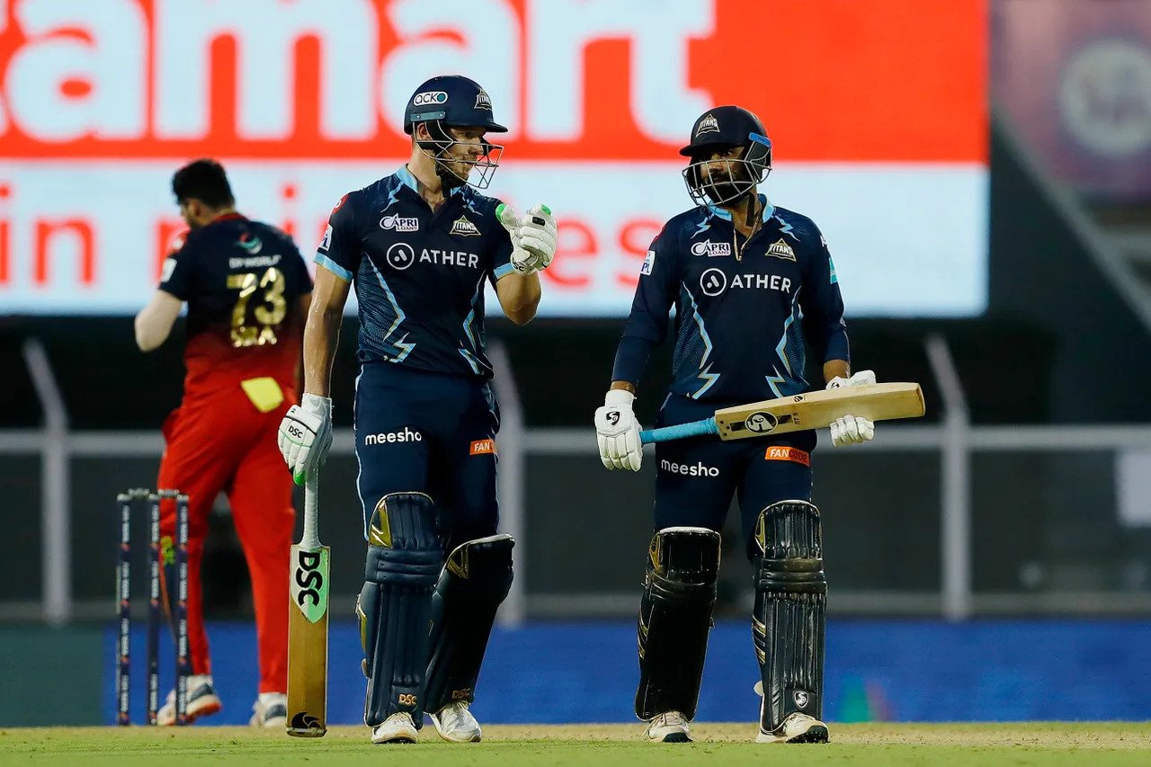 IPL 2022, RCB vs GT: आरसीबी को हराकर नॉकआउट के करीब पंहुची गुजरात टाइटंस, बैंगलोर के लिए बढ़ गई मुश्किलें