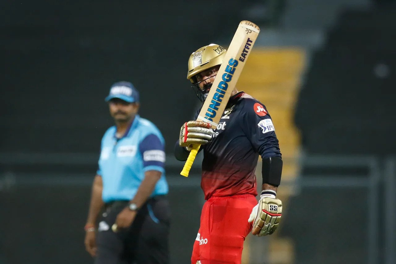 IPL 2022, RCB vs DC: दिनेश कार्तिक को लेकर सोशल मीडिया पर फैंस ने की बड़ा मांग, मिचेल मार्श जमकर हुए ट्रोल