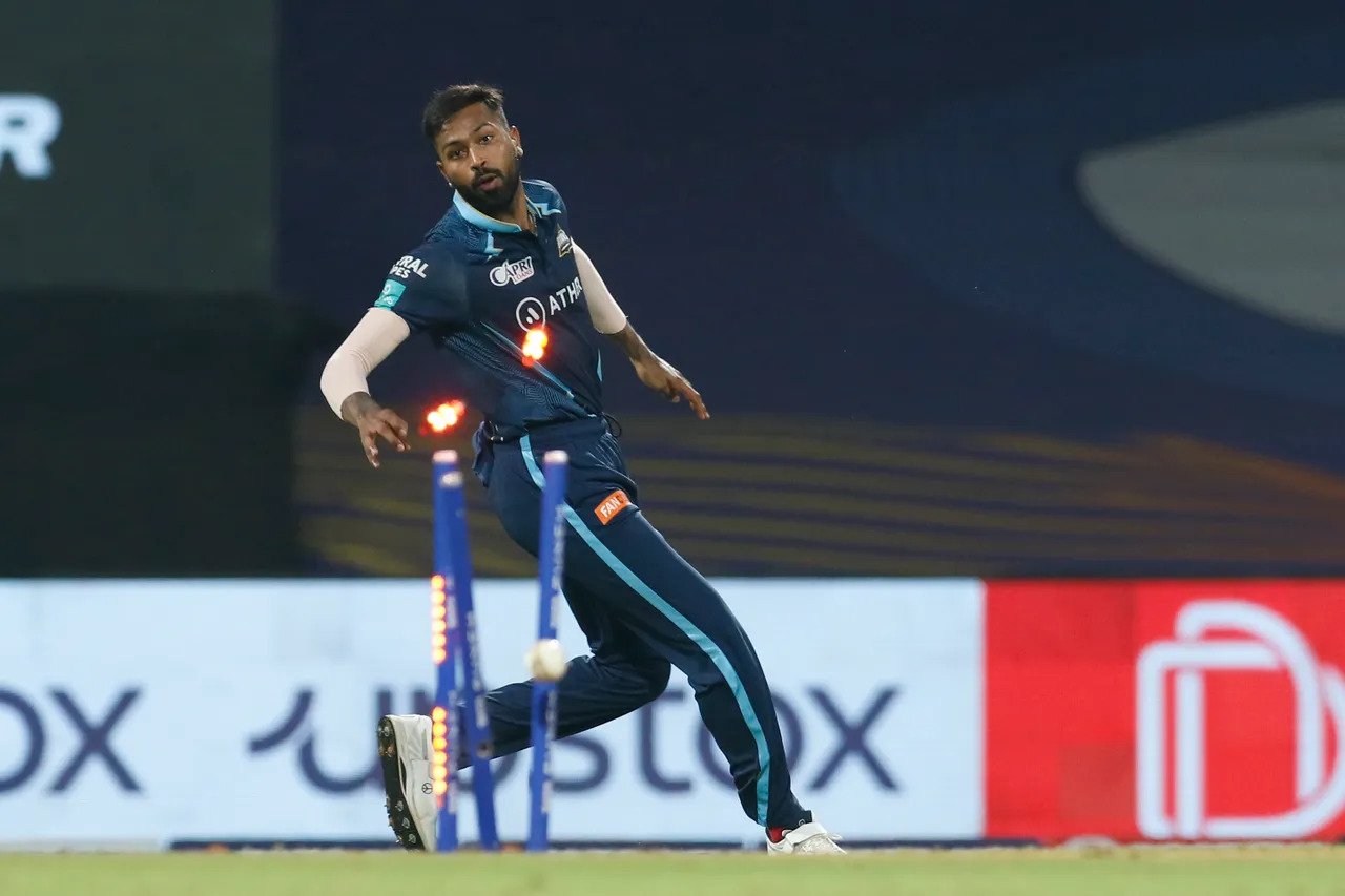 IPL 2022: हार्दिक पांडया ने मैदान पर ही इस गेंदबाज से मांगी माफी, वजह जानकर आप रह जायेंगे हैरान, देखें वीडियो