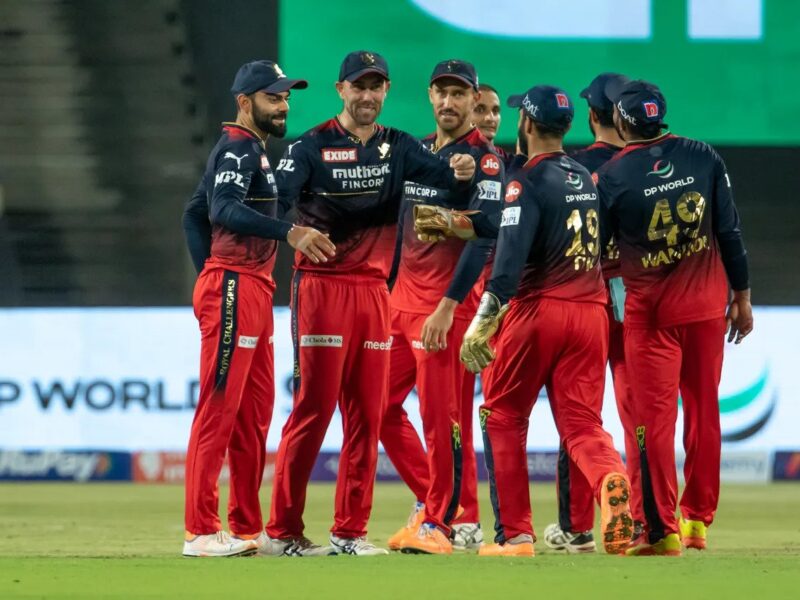 IPL 2022, GT vs RCB: रॉयल चैलेंजर्स बैंगलोर की प्लेइंग इलेवन में हो सकता है बहुत बड़ा बदलाव, ये खिलाड़ी होगा टीम से बाहर