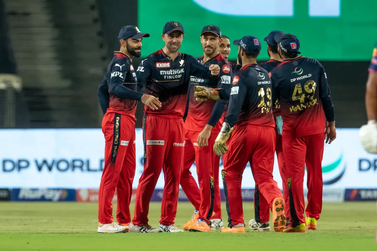 IPL 2022, GT vs RCB: रॉयल चैलेंजर्स बैंगलोर की प्लेइंग इलेवन में हो सकता है बहुत बड़ा बदलाव, ये खिलाड़ी होगा टीम से बाहर