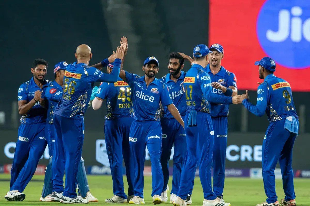 IPL 2022, MI vs KKR: मुंबई इंडियंस केकेआर के खिलाफ मैच में कर सकती है बड़ा बदलाव, दिग्गज के बिना बनेगी प्लेइंग इलेवन