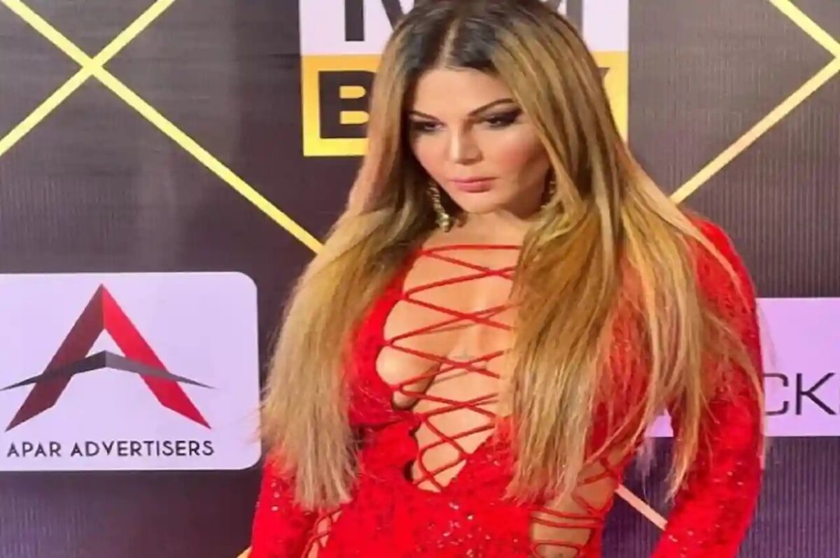 Rakhi Sawant के कटे फटे कपड़े देख भड़के लोग, सुनाई खरी खोटी