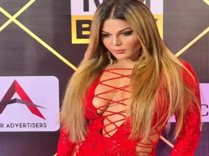 Rakhi Sawant के कटे फटे कपड़े देख भड़के लोग, सुनाई खरी खोटी