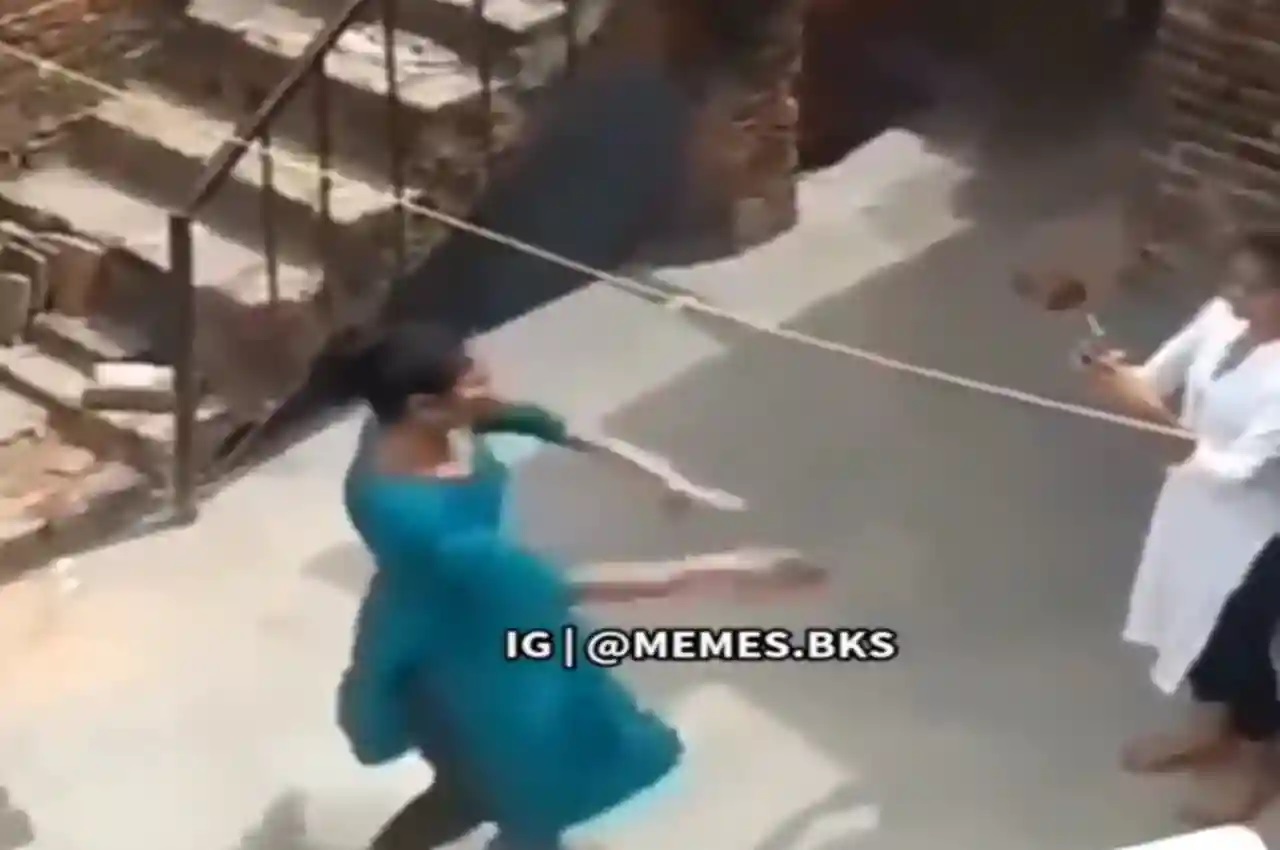 छत पर डांस कर रही थी लड़की, अचानक क्या हुआ जो एकदम से हो गई नौ दो ग्यारह, Video वायरल