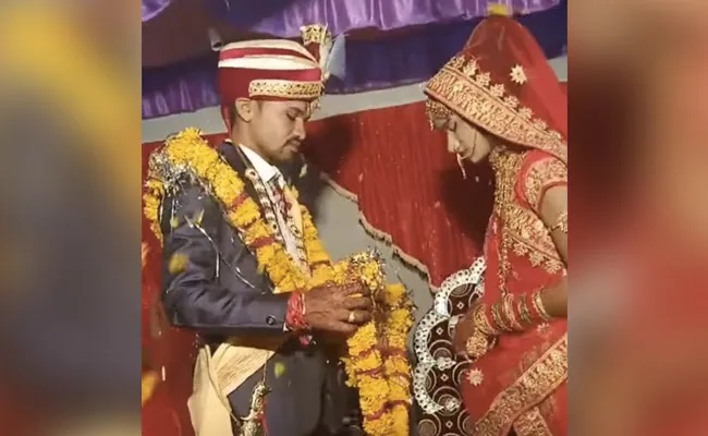 Video : दुल्हन की जरा सी गलती पर भड़क गया दूल्हा, स्टेज पर किया शर्मनाक काम
