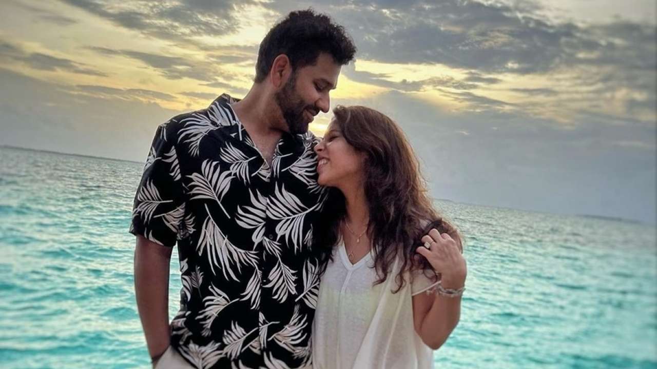 IPL 2022: इंग्लैंड दौरे से पहले रोहित शर्मा पहुंचे मालदीव्स, पत्नी संग रोमांटिक तस्वीर शेयर कर कहा- “अगले कुछ दिन मुझे बस यहीं रहना है”