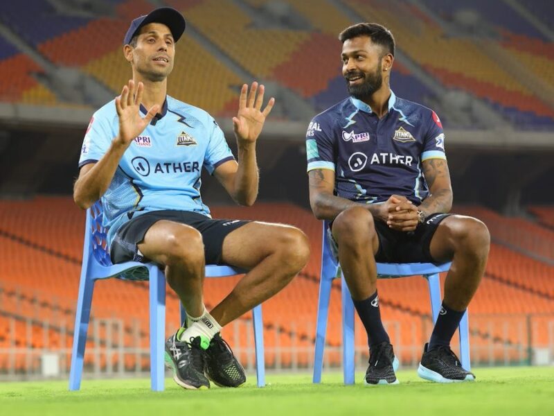 IPL 2022 की चमचमाती ट्रॉफी के साथ नज़र आया आशीष नेहरा का परिवार, नेहरा जी की मुस्कान जीत लेगी आपका दिल