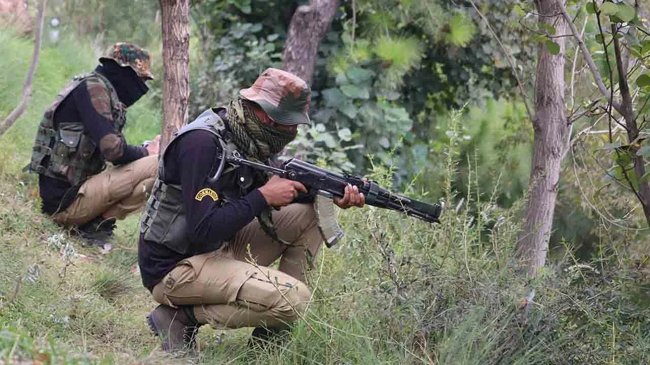 Jammu & Kashmir: अनंतनाग एनकाउंटर में सुरक्षाबलों ने किया 3 आतंकियों को ढेर, ऑपरेशन ज़ारी