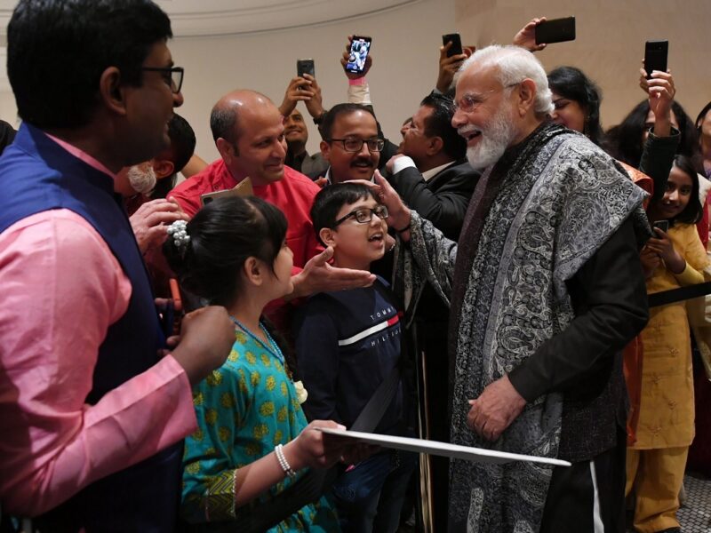 PM MODI: बर्लिन पहुंचे प्रधानमंत्री नरेंद्र मोदी, भारतीय मूल के बच्चे से देशभक्ती का गीत सुनकर थपथपाई पीठ 