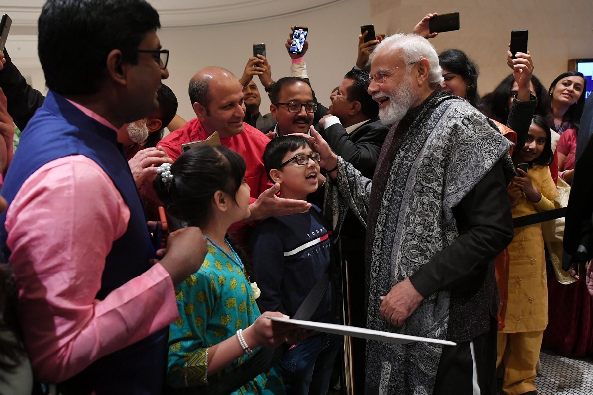 PM MODI: बर्लिन पहुंचे प्रधानमंत्री नरेंद्र मोदी, भारतीय मूल के बच्चे से देशभक्ती का गीत सुनकर थपथपाई पीठ 