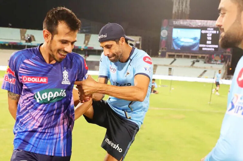 IPL 2022, RR vs GT: मस्ती-मजाक करते हुए गुजरात के कोच आशीष नेहरा ने युजवेंद्र चहल को मारी लात, वायरल हो रही तस्वीर