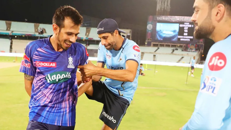IPL 2022, RR vs GT: मस्ती-मजाक करते हुए गुजरात के कोच आशीष नेहरा ने युजवेंद्र चहल को मारी लात, वायरल हो रही तस्वीर