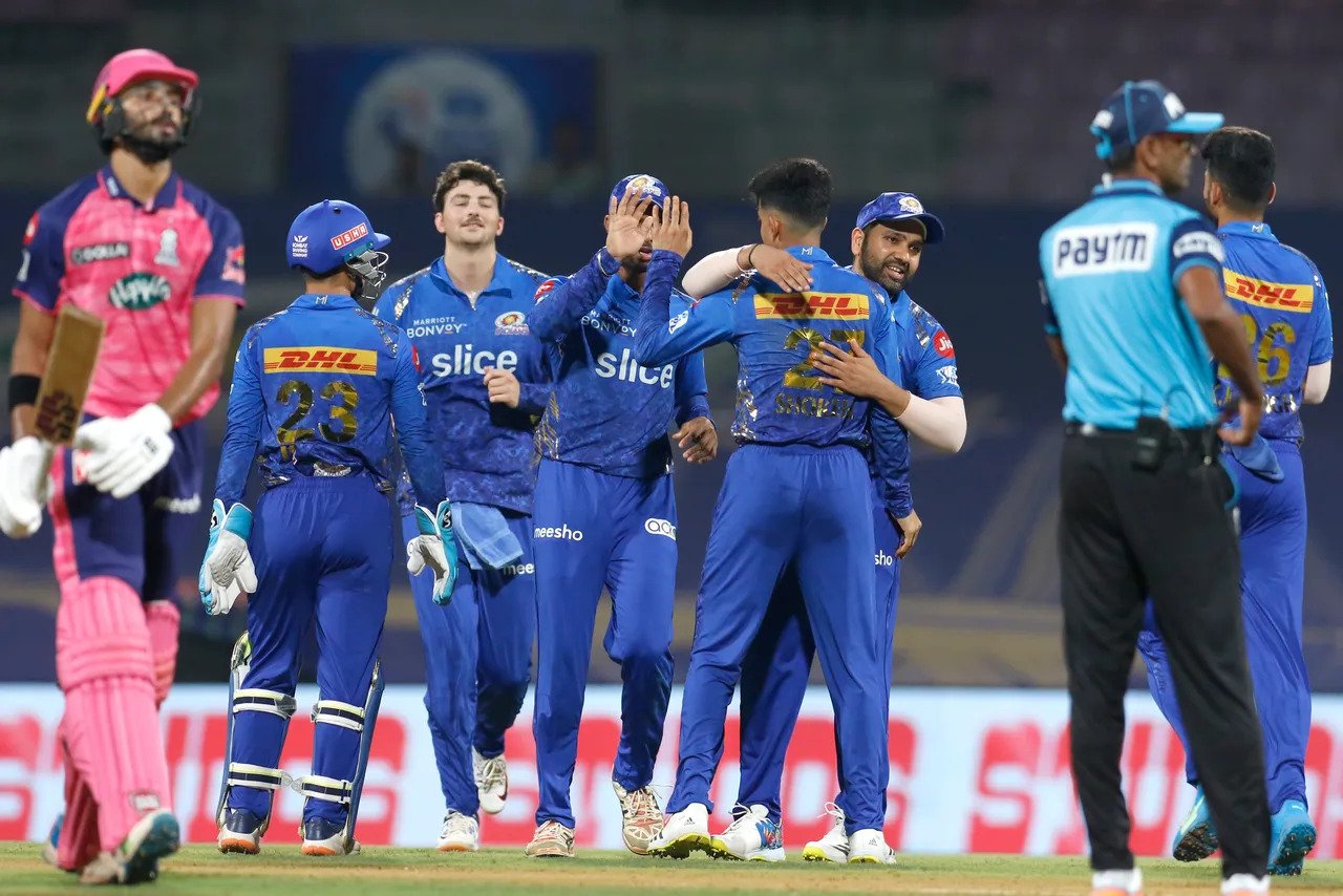 IPL 2022: मुंबई इंडियंस प्लेऑफ से बाहर होने के बाद भी तय करेगी इन 3 टीमों की किस्मत, जानिए कैसे होगा यह खेल