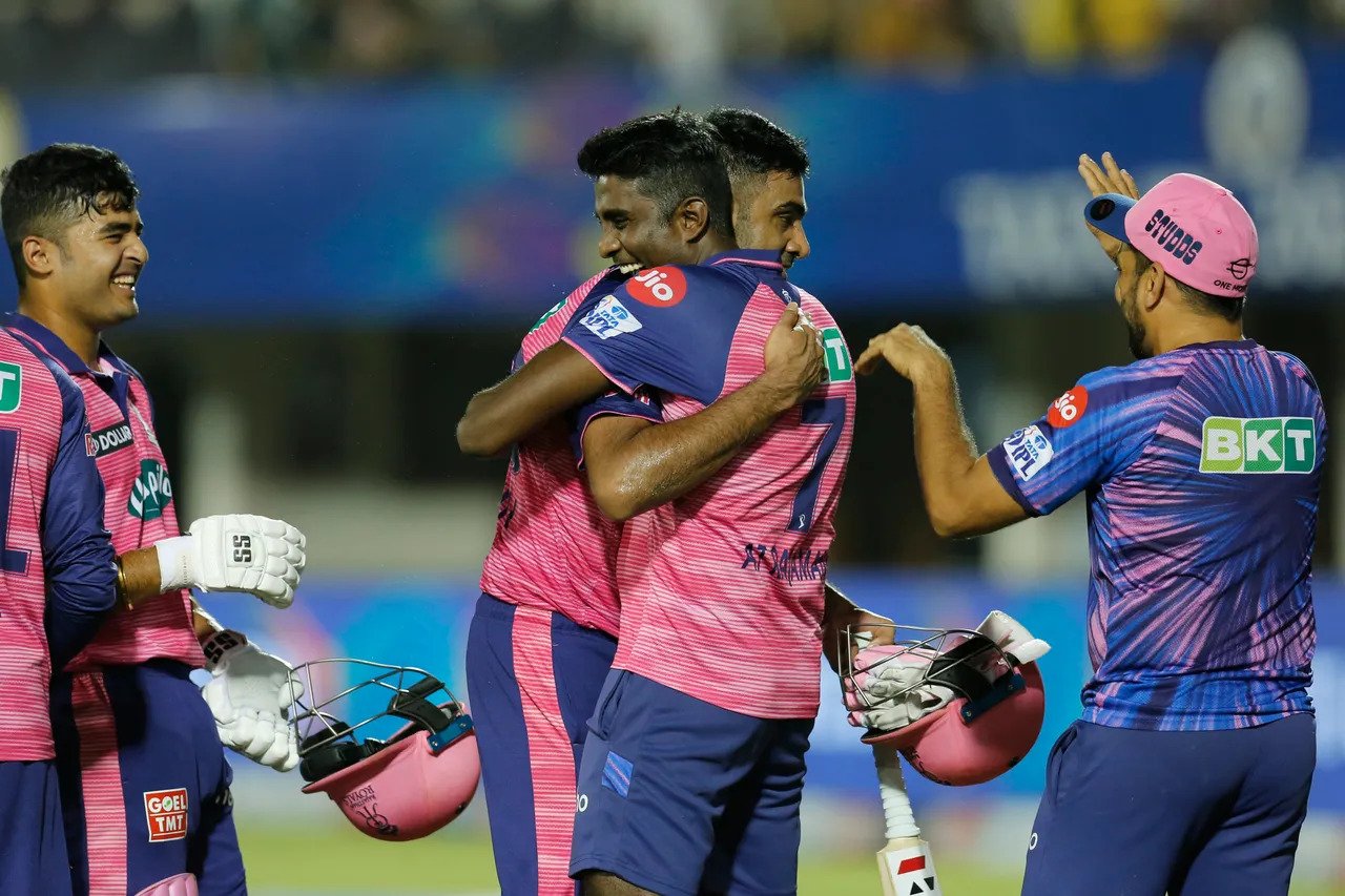 IPL 2022, RCB vs GT: चेन्नई को हरा कर राजस्थान रॉयल्स ने प्लेऑफ में मारी रॉयल एंट्री, जानिए किन 3 टीमों का सफ़र अब हुआ समाप्त