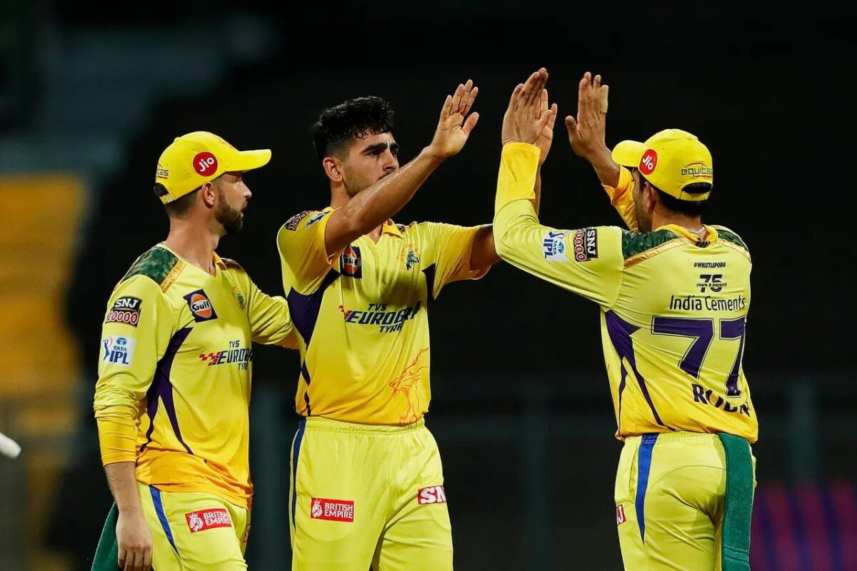 IPL 2022, CSK vs MI: पर्पल कैप का ताज़ अब भी है स्पिन किंग युजवेंद्र चहल के नाम, मुकेश चौधरी की हुई रेस में धमाकेदार इंट्री