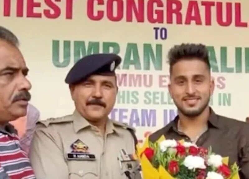 VIDEO: अपने घर लौटे उमरान मलिक का हुआ ज़बरदस्त स्वागत, टीम इंडिया में इंट्री मिलने से गदगद हैं जम्मू कश्मीर के लोग
