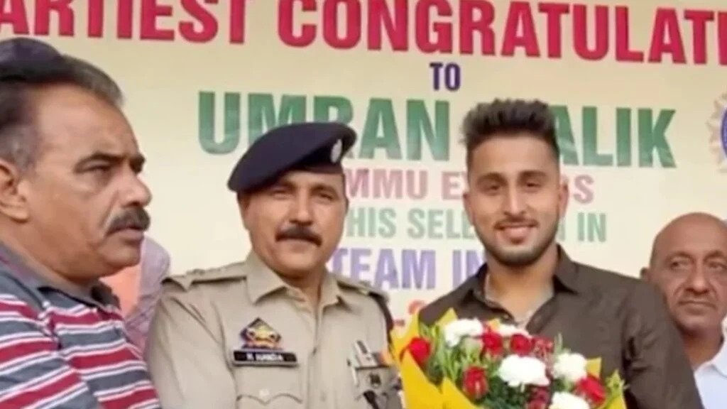 VIDEO: अपने घर लौटे उमरान मलिक का हुआ ज़बरदस्त स्वागत, टीम इंडिया में इंट्री मिलने से गदगद हैं जम्मू कश्मीर के लोग