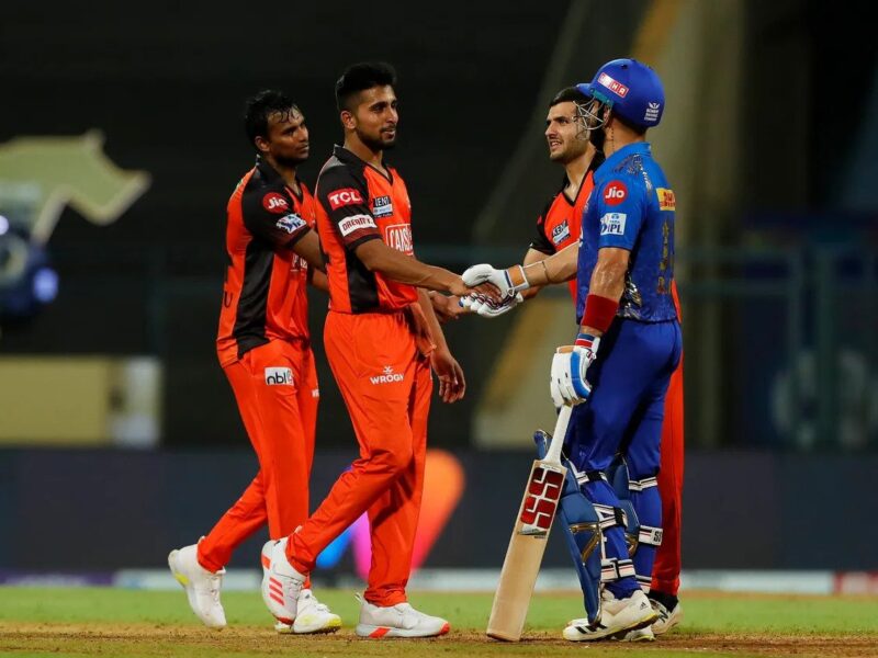 IPL 2022, SRH vs MI: मुंबई इंडियंस को मात्र 3 रनो से हराकर हैदराबाद ने प्लेऑफ की रेस को बनाया रोमांचक, 3 टीमें हुई अब रेस से बाहर