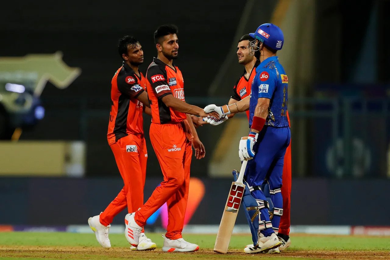 IPL 2022, SRH vs MI: मुंबई इंडियंस को मात्र 3 रनो से हराकर हैदराबाद ने प्लेऑफ की रेस को बनाया रोमांचक, 3 टीमें हुई अब रेस से बाहर