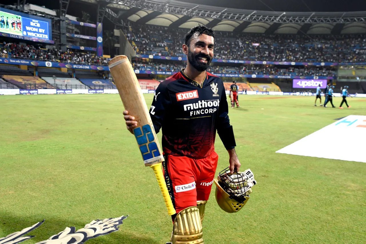 Dinesh Karthik के साथ खेला हुआ यह खिलाड़ी इंग्लैंड और भारत के T20 मैच में बना अंपायर