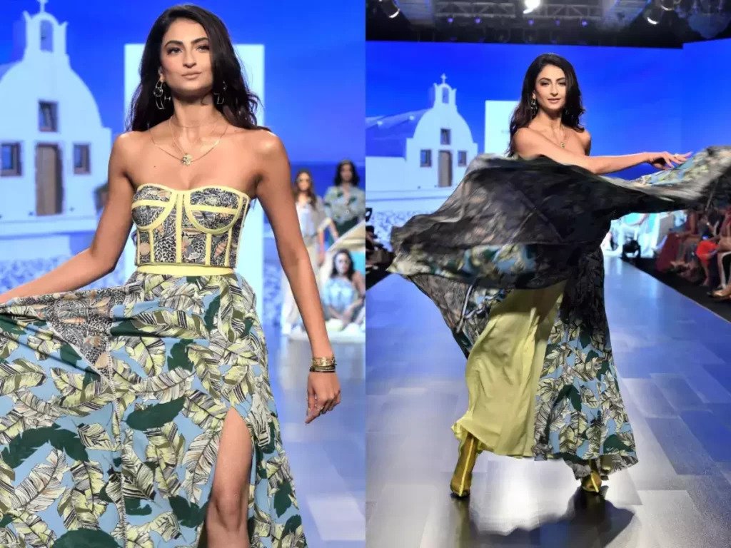 Palak Tiwari ने रिस्की ड्रेस पहन की Ramp Walk, लोगों ने श्वेता तिवारी को लेकर कहा- मां की तरह हैं Overconfidence