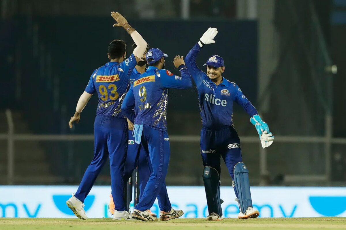 IPL 2022, GT vs MI: गुजरात टाइटंस को मुंबई इंडियंस ने हरा कर पॉइंट्स टेबल को बनाया बेहद रोमांचक, नॉकआउट की रेस बदली