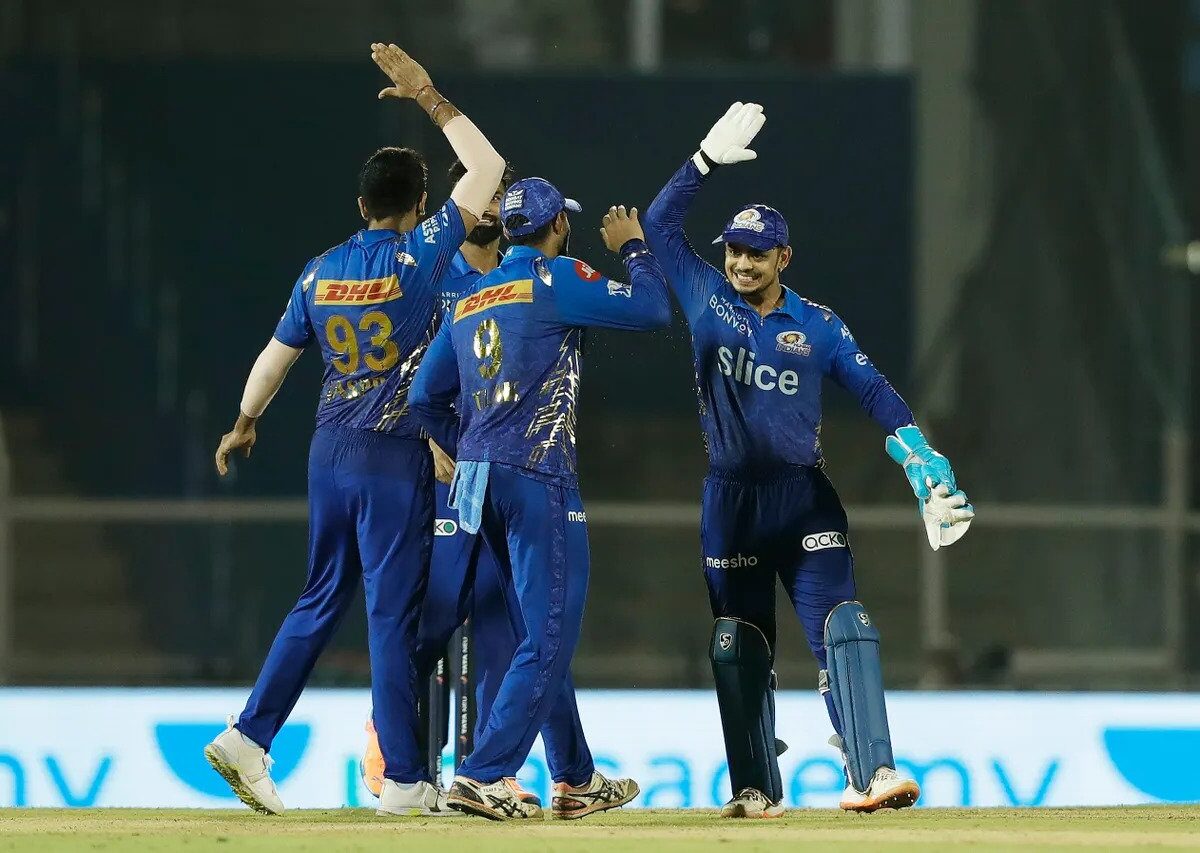IPL 2022, GT vs MI: गुजरात टाइटंस को मुंबई इंडियंस ने हरा कर पॉइंट्स टेबल को बनाया बेहद रोमांचक, नॉकआउट की रेस बदली