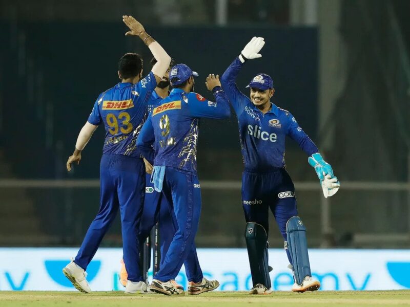 IPL 2022, GT vs MI: गुजरात टाइटंस को मुंबई इंडियंस ने हरा कर पॉइंट्स टेबल को बनाया बेहद रोमांचक, नॉकआउट की रेस बदली