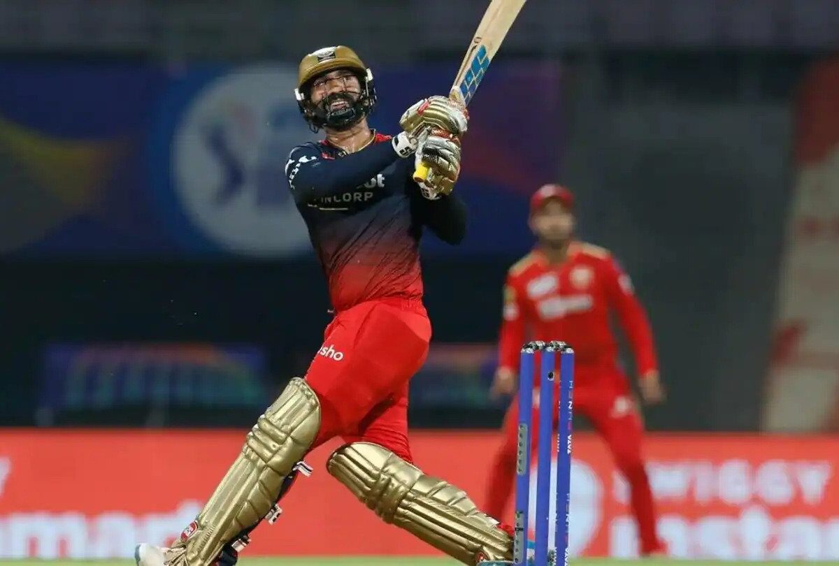 IPL 2022: क्वालिफायर-2 मैच से ठीक पहले रॉयल चैलेंजर्स बैंगलोर को लगा तगड़ा झटका, दिनेश कार्तिक पाए गए दोषी