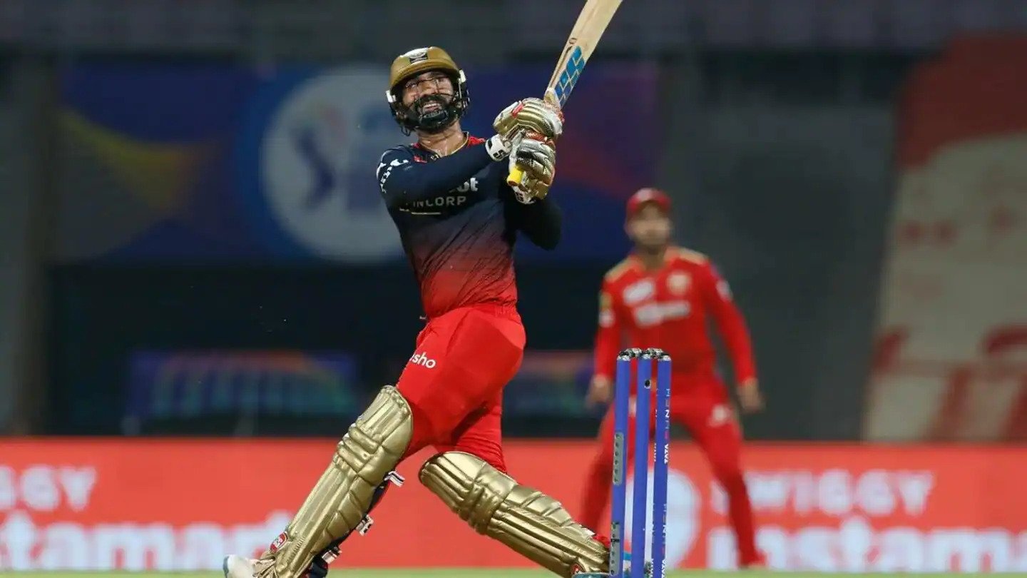 IPL 2022: क्वालिफायर-2 मैच से ठीक पहले रॉयल चैलेंजर्स बैंगलोर को लगा तगड़ा झटका, दिनेश कार्तिक पाए गए दोषी