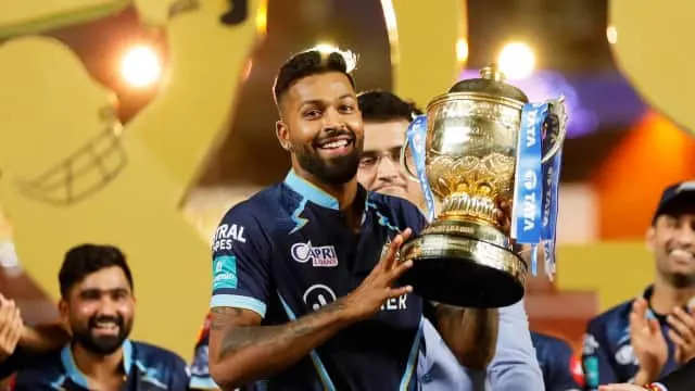 IPL 2022: आईपीएल की ट्रॉफी पकड़ने के बाद कप्तान हार्दिक पंड्या ने जीता दिल, दिखाई दी गुरू धोनी की झलक