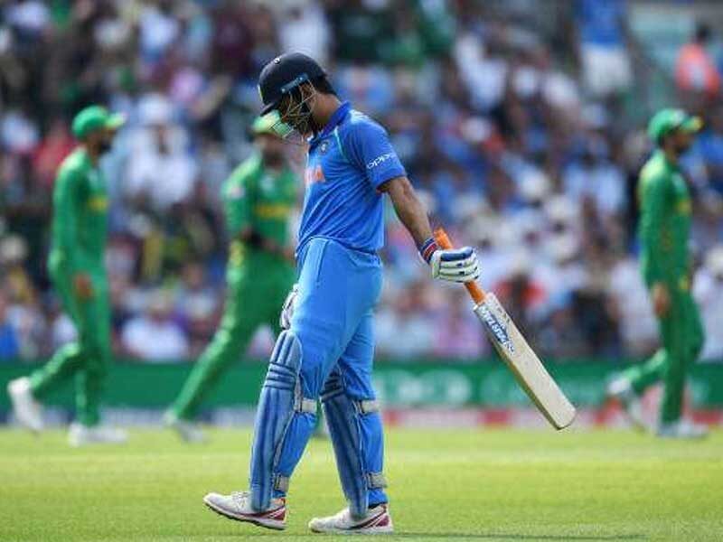 महेंद्र सिंह धोनी को भुलाये नही भूलते होंगे उनके यह 3 शर्मनाक रिकॉर्ड्स, इसकी वजह से हुई थी उनकी आलोचना
