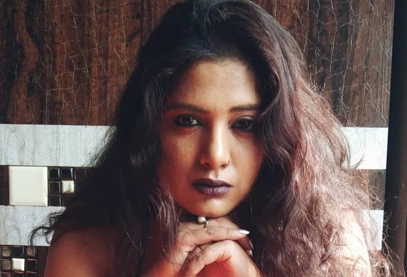 Kavita Bhabhi एक बार फिर से हो गई बोल्ड, बिना ब्लाउज की तस्वीर ने इंटरनेट पर चढ़ाया पारा