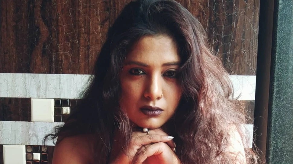 Kavita Bhabhi एक बार फिर से हो गई बोल्ड, बिना ब्लाउज की तस्वीर ने इंटरनेट पर चढ़ाया पारा