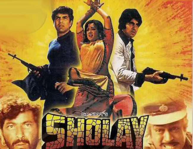 अमिताभ बच्चन ने बताया अपनी शोले फिल्म का रोचक किस्सा, जब धर्मेद्र की चलाई गोली से बाल-बाल बची थी उनकी जान