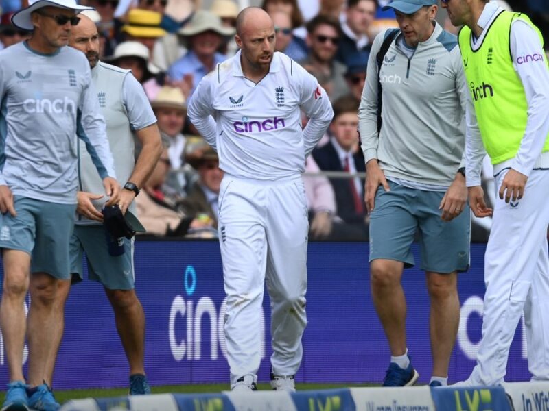 ENG vs NZ: इंग्लैंड के खिलाड़ी जैक लीच फील्डिंग करते वक्त सिर के बल गिरे, टेस्ट मैच से हुए बाहर इस खिलाड़ी को चुना गया रिप्लेसमेंट