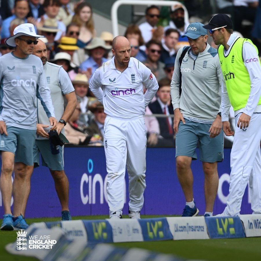 ENG vs NZ: इंग्लैंड के खिलाड़ी जैक लीच फील्डिंग करते वक्त सिर के बल गिरे, टेस्ट मैच से हुए बाहर इस खिलाड़ी को चुना गया रिप्लेसमेंट