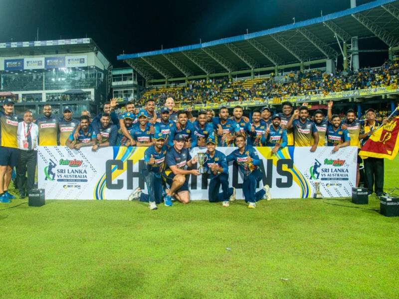 SL vs AUS: आखिरी वनडे जीत कर ऑस्ट्रेलिया ने बचाई अपनी इज्जत, श्रीलंका ने 30 साल बाद सीरीज जीत कर रच दिया इतिहास