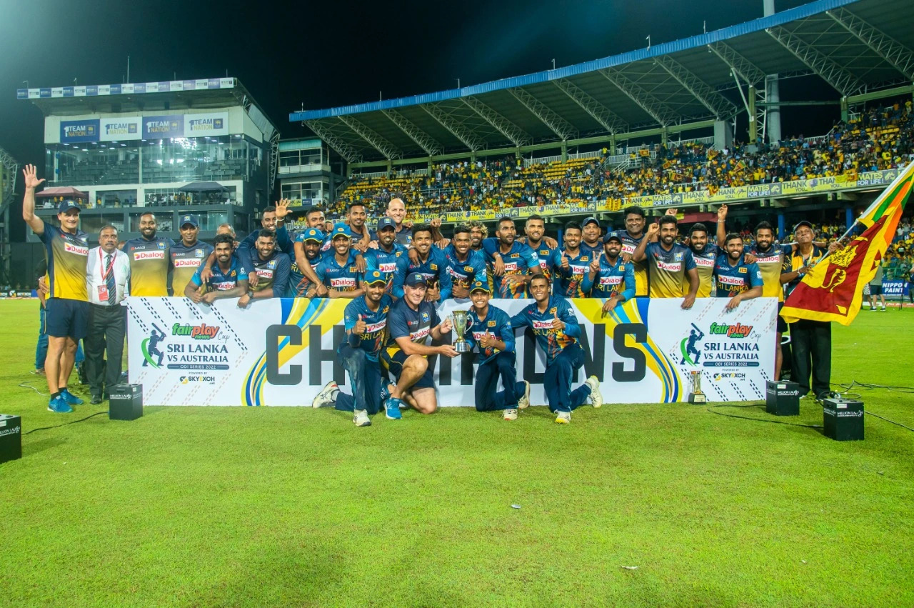 SL vs AUS: आखिरी वनडे जीत कर ऑस्ट्रेलिया ने बचाई अपनी इज्जत, श्रीलंका ने 30 साल बाद सीरीज जीत कर रच दिया इतिहास