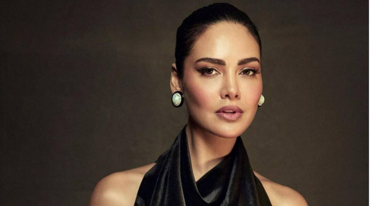 आश्रम 3 वेब सीरीज की एक्ट्रेस Esha Gupta ने इंटिमेट सीन देने को लेकर किया खुलासा, कहा-‘अगर आप पहली बार’…