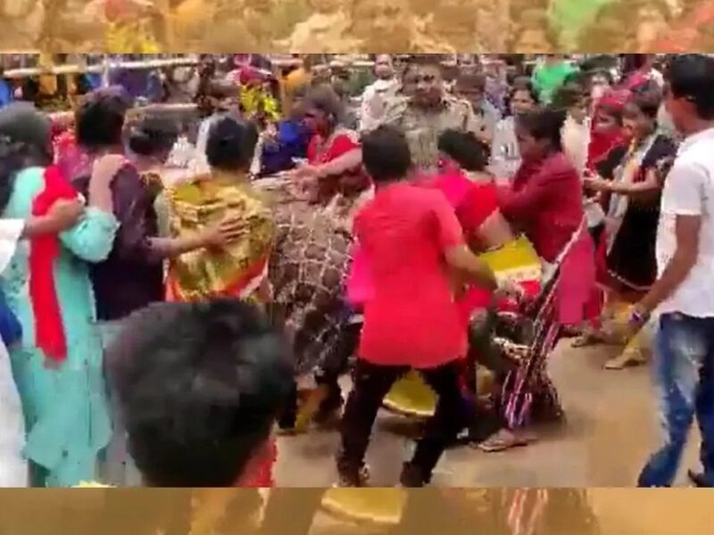 IND vs SA: क्रिकेट की ऐसी दीवानगी आपने कही नहीं देखी होगी, टिकट न मिलने पर महिलाओं ने लाइन को बनाया WWE का रिंग