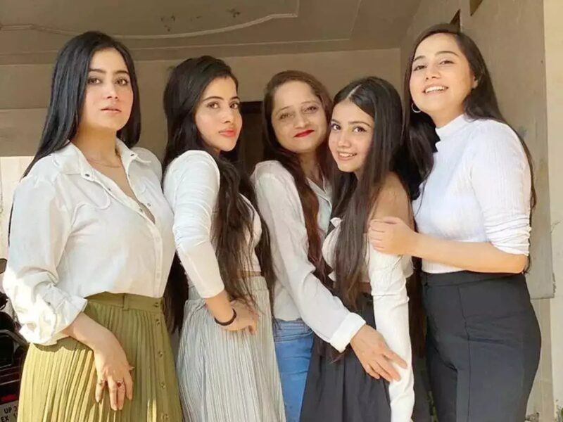 उर्फी जावेद की तीनो बहनें दिखाती है काफी हॉट, फोटोज देख उर्फी को भी जाएँगे भूल